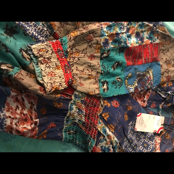 NWT.   PATCHWORK PRINT Dress in S/M.  BL/RD1


220757 - Picture 6 of 7